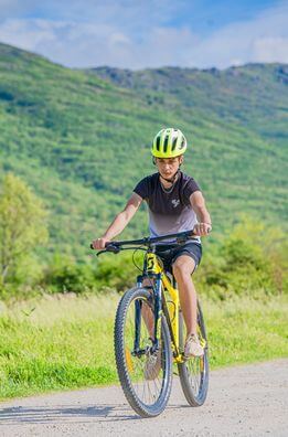 Joven montando en bicicleta de montaña por la Sierra Norte de Madrid