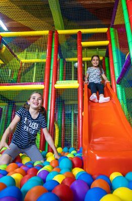 parque infantil de bolas, cama elástica y castillo hinchable