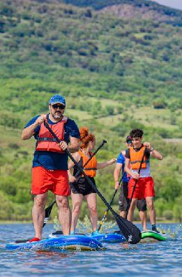 grupo divirtiéndose en paddle surf, SUP en el embalse de Pinilla