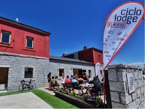 entrada del alojamiento para ciclistas Ciclolodge El Nevero