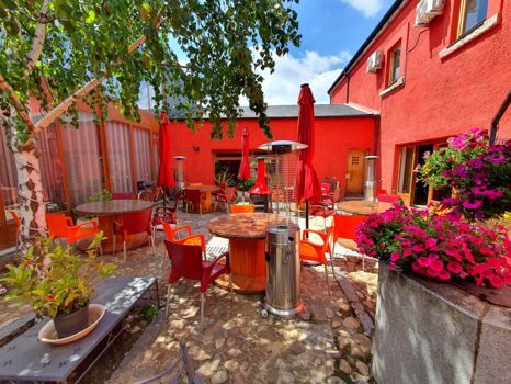 patio del alojamiento Ciclolodge, perfecto para eventos
