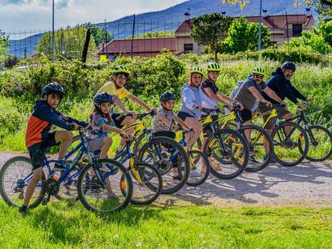 grupo de personas montadas en bicicleta de montaña por el Valle del Lozoya