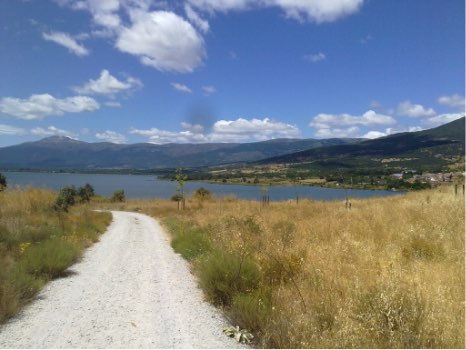 camino natural en el Valle del Lozoya junto al embalse de Pinilla
