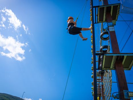 chavales en el parque de aventuras y rocódromo de escalada de Lozoya