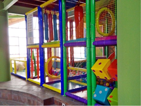 parque infantil interior de bolas de dos plantas y con tobogán