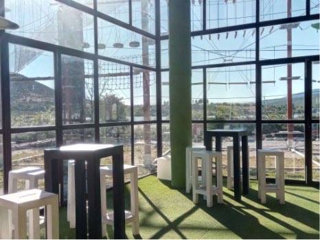 zona de relax para adultos, con vistas al parque de aventuras y de bolas