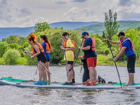 grupo de gente practicando paddle surf