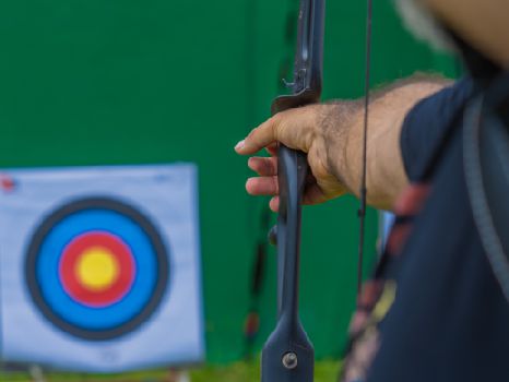 practicando la puntería con el tiro con arco
