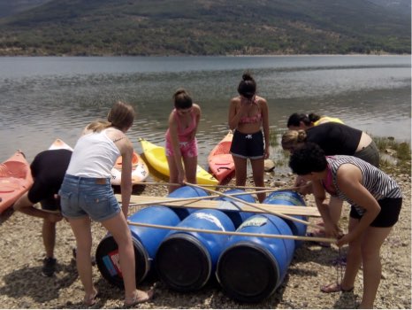 construcción de balsa para juego de teambuilding