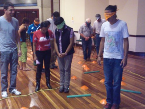 juego de teambuilding de circuito de confianza con los ojos tapados