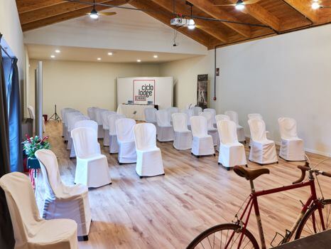 instalaciones interiores con mesas y bancos para comidas y eventos de empresa
