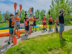 grupo escolar aprendiendo a utilizar la pala para remar con la piragua