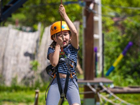 niños en el parque de aventuras, tirolinas y escalada en Lozoya