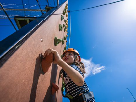 chavales en el parque de aventuras y rocódromo de escalada de Lozoya