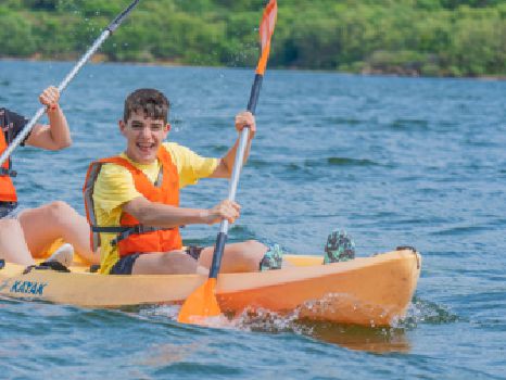 actividad de piragua o kayak para grupos y colegios
