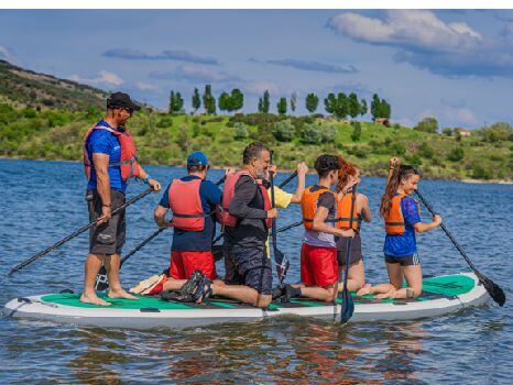 grupo de personas aprendiendo a utilizar la tabla gigante King SUP de paddle surf