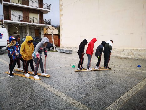 niños jugando con los ski-tándem