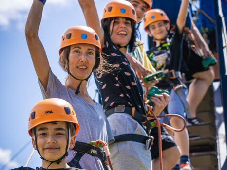 Colegio divirtiéndose en el parque de aventuras y tirolinas de Lozoya