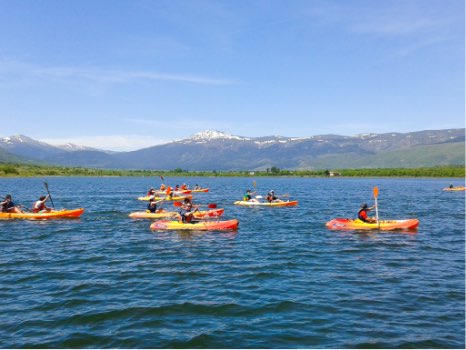 actividad de piraguas o kayaks con adultos en el embalse de Pinilla