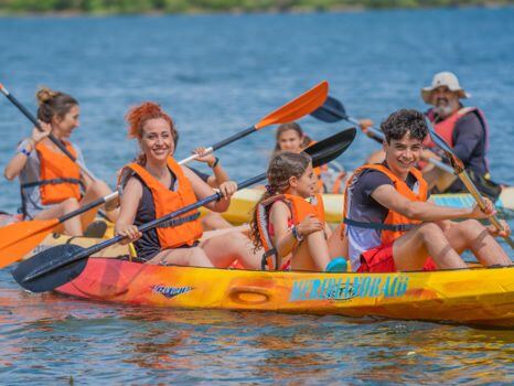 realizando el trenecito con un grupo escolar en las piraguas