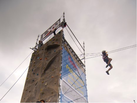 rocódromo artificial de escalada y tirolina