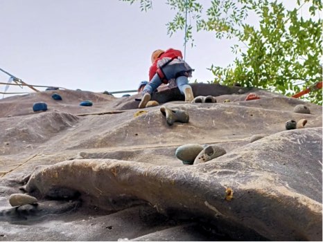 niño escalando por la pared del rocódromo